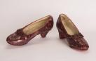 Fotografía facilitada por el FBI que muestra un par de zapatos de rubí que lució Judy Garland en el clásico 'Mago de Oz'.