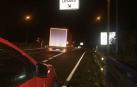 El camión, parado en medio de la vía en Etxalar.