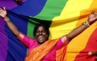 Miembros de la comunidad LGTB india celebran el fallo del Tribunal Supremo de la India sobre las relaciones homosexuales.