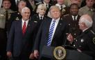 El presidente estadounidense Donald Trump (c) y el vicepresidente Mike Pence (i) participan en una reunión con alguaciles de todo el país.