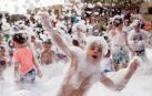 Uno de los eventos más esperados por los pequeños de Berriozar, solo apto para menores de diez años, es la fiesta de la espuma, que este año se celebró el viernes 31 de agosto en la plaza Euskal Herria. Después, fueron los jóvenes los que tomaron el relevo y disfrutaron de su propio 'baño de espuma'.