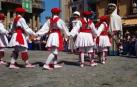 Los dantzaris bailan en la conmemoración del Privilegio de la Unión