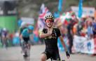 Simon Yates vence a lo grande en Les Praeres y recupera el maillot rojo