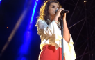 Miles de pañuelicos rojos emocionan a Amaia en 'Shake it out'