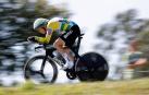 Dennis gana la contrarreloj y Yates reafirma su liderato ante Valverde