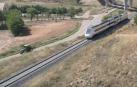 Un tractor va más rápido que el tren a su paso por Teruel