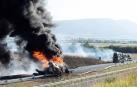 Vista del camión cisterna que se ha incendiado tras colisionar con otro camión que transporta vehículos en el kilómetro 380 de la A-1 a la altura del término municipio alavés de Agurain-Salvatierra.