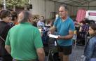 La plaza de Rafael Alberti de Ansoáin acogió la última propuesta teatral del grupo Trapu Zaharra, que hizo reír a los presentes con 'Sefiní' una historia en la que dos veteranos actores se ven abocados a vender su atrezzo e intentar una nueva aventura empresarial -el salchi auto- para poder salir adelante. Mayores y pequeños disfrutaron de esta propuesta cultural de teatro en la calle.