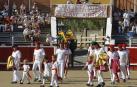 Los jóvenes de Sangüesa se reunieron para comer disfrazados e ir a la plaza de toros