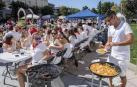 Desfile de la comparsa de gigantes y paellada popular en el tercer día de las fiestas de Zizur