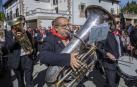 Desfile de la comparsa de gigantes y paellada popular en el tercer día de las fiestas de Zizur