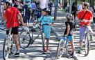 Decenas de familias participaron en el circuito en bici por Pamplona