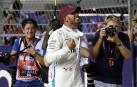 Hamilton logra la 'pole' en Marina Bay por delante de Verstappen
