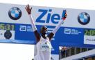 El keinano Kipchoge gana el maratón de Berlín con un nuevo récord mundial