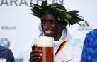 Kenia se rinde a Eliud Kipchoge tras batir el récord mundial de maratón