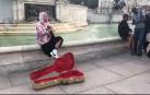 Justin Bieber saca su lado más romántico frente al Palacio de Buckingham en Londres