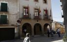 Luto en la localidad navarra por la muerte de tres miembros de una familia en una reyerta y concentración de repulsa en la plaza del Ayuntamiento de la localidad.