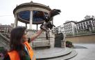 Pamplona suelta en la plaza del Castillo águilas y halcones para espantar a las palomas