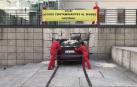 Greenpeace "estrella" un coche en el Reina Sofía para denunciar el cambio climático