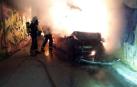 Un coche se incendia tras chocar contra un muro en Noáin