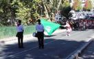 Ondeo de bandera por un dantzari del Grupo de Danzas Municipal