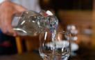 La OCU pide que se obligue a los bares a dar agua del grifo gratis