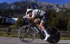 Rohan Dennis bate a Tom Dumoulin y le arrebata el arco iris