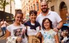 Entre las muchas actividades que se programan anualmente con motivo de las fiestas de San Fermín de Aldapa, una de las que cuenta con un éxito incontestable es el pasacalles que la Comparsa de Gigantes y cabezudos de Pamplona celebra la mañana del sábado. Niños y mayores no faltaron a esta cita con la tradición.