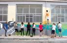 Jóvenes y artistas de San Jorge decoran con grafitis el centro comunitario y el frontón
