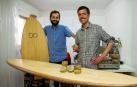 Dos españoles lanzan una cera para tablas de surf procedente de colmenas