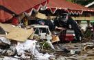 Los equipos de rescate siguen buscando supervivientes y atendiendo a los heridos en la isla indonesia de Célebes, afectada este viernes por un fuerte terremoto seguido de un inesperado tsunami, que han dejado más de 800 muertos.