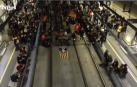 Cientos de miembros de los CDR cortan las vías del AVE en la estación de Girona