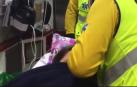 Una joven da a luz en la calle mientras esperaba un taxi