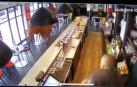 Un caballo se pasea por la barra de un bar en Francia