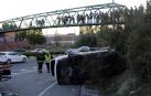 Un fallecido tras volcar un taxi en la ronda norte de Pamplona en la rotonda de Artica