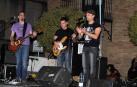 La plaza de Los Fueros de Falces acogió la noche del 28 de septiembre una degustación de vinos y pinchos locales organizada por la concejalía de Turismo del ayuntamiento. Vecinos y visitantes pudieron disfrutar con los caldos de las bodegas Aguirre, Armendáriz e Inurrieta mientras saboreaban los pinchos elaborados con la colaboración de las carnicerías Inda y Ortega y los bares Rubio y Casino. Además, la velada contó con el acompañamiento musical del grupo Timbakada.