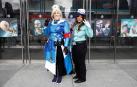La locura por el cómic y la ficción se desató este jueves en la Gran Manzana en la primera de las cuatro jornadas del Comic Con de Nueva York, un evento que atrae de cientos de miles de seguidores, así como estrellas de la televisión y el cine y las principales editoriales y productoras del género.