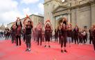 Una nube de polvo rojo ante el Pilar de Zaragoza en contra de las corridas