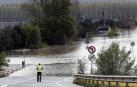 Las copiosas lluvias caídas en toda Navarra en los últimos días pusieron ayer en el punto de mira a los ríos navarros, que estuvieron en estado de alerta durante todo el día. Tras el desborde de los ríos Arga, Arakil, Ega y Aragón este jueves, para hoy el foco se centra en el Ebro, que a las cinco y veinte de la madrugada ha superado los 2.500 m³/s de caudal. A las ocho y media de la mañana, este río registra ya una altura de 7,73 metros y una traída de aguas de 2.644 m³/s.