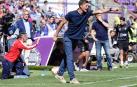 Leo Franco da instrucciones en el partido Valladolid-Huesca