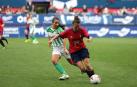 Imágenes del primer partido de fútbol femenino en El Sadar