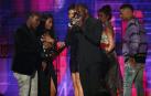 Taylor Swift, con cuatro galardones incluyendo la categoría reina de artista del año, y la latina Camila Cabello, ganadora de otro póker de reconocimientos, reinaron en los premios