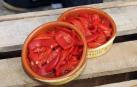 Los lodosanos se volcaron, un año más, en la celebración del Día del Pimiento del Piquillo o, como se le conoce en la localidad, el oro rojo de Lodosa. Una jornada para saborear, pero también para descubrir el proceso artesanal que da lugar a este privilegiado alimento, desde el ensartado al asado sobre leña y el pelado a mano.