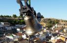 Imagen de una de las nuevas campanas, con Ablitas al fondo.