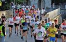 Un grupo de participantes en la edición del pasado año, afrontando un tramo por las murallas tras cruzar el Portal Nuevo.