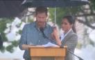 Polémica en Reino Unido por la imagen de Meghan Markle tapando con su paraguas al príncipe Harry