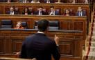 Sánchez ve "rehén de su pasado" a Casado, quien le acusa de arruinar a España