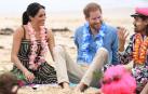 El príncipe Enrique y Meghan descalzos en una playa de Sídney por la salud mental