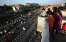 Al menos 50 muertos tras arrollarles un tren en una festividad religiosa en India