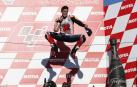 Márquez desespera a Dovizioso y se convierte en campeón por quinta vez